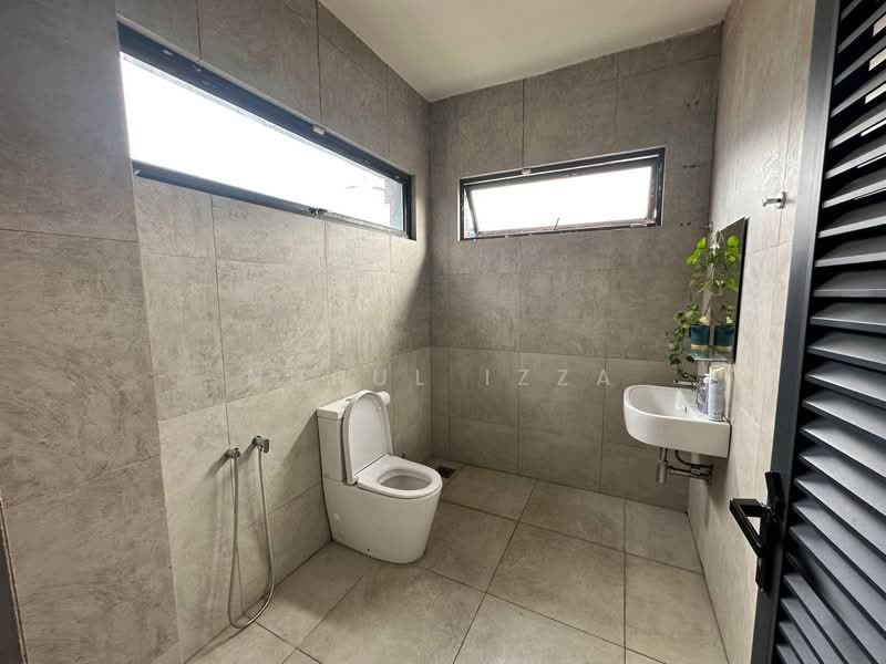 Warehouse for Sale in Taman Sains Selangor (Kota Damansara) - Nurul Izza - Bathroom - PropertyGuru.com.my