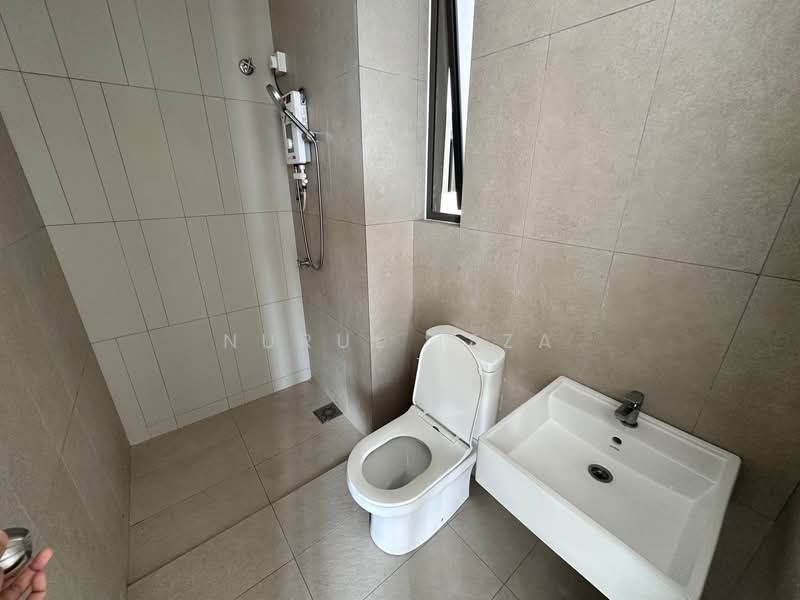 Servis Apartment untuk Disewa di Kenwingston Platz - Nurul Izza - Bathroom - PropertyGuru.com.my