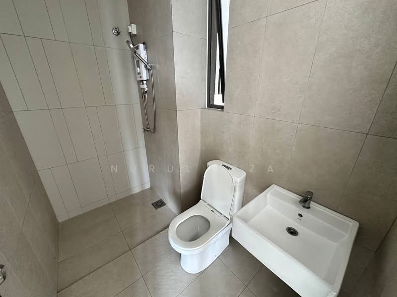 Servis Apartment untuk Disewa di Kenwingston Platz - Nurul Izza - Bathroom - PropertyGuru.com.my