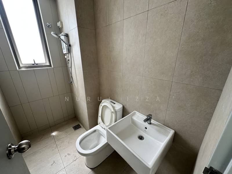 Servis Apartment untuk Disewa di Kenwingston Platz - Nurul Izza - Bathroom - PropertyGuru.com.my