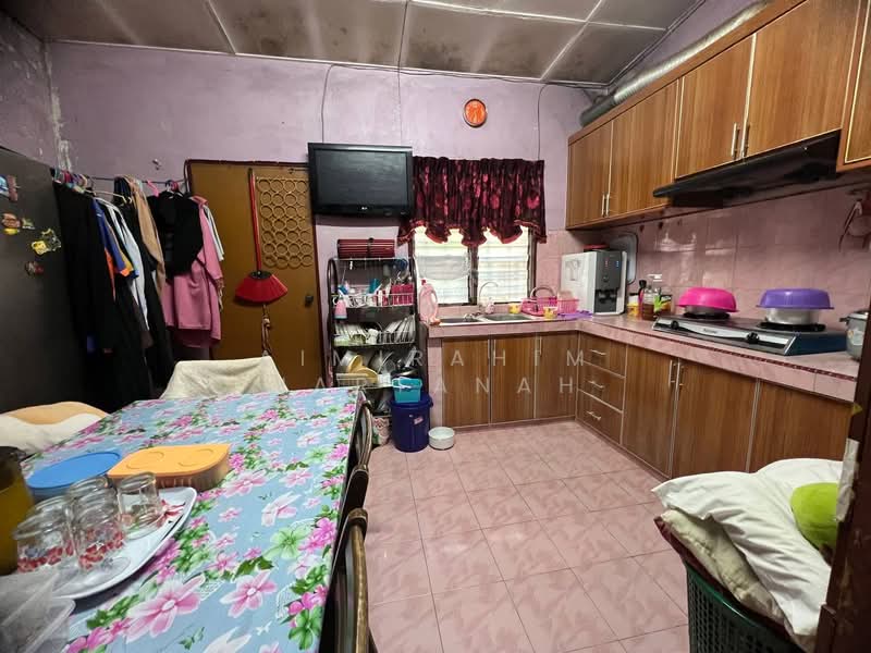 2-storey Terraced House for Sale in Banting (Banting) - AimiRahim Hartanah - Kitchen - PropertyGuru.com.my