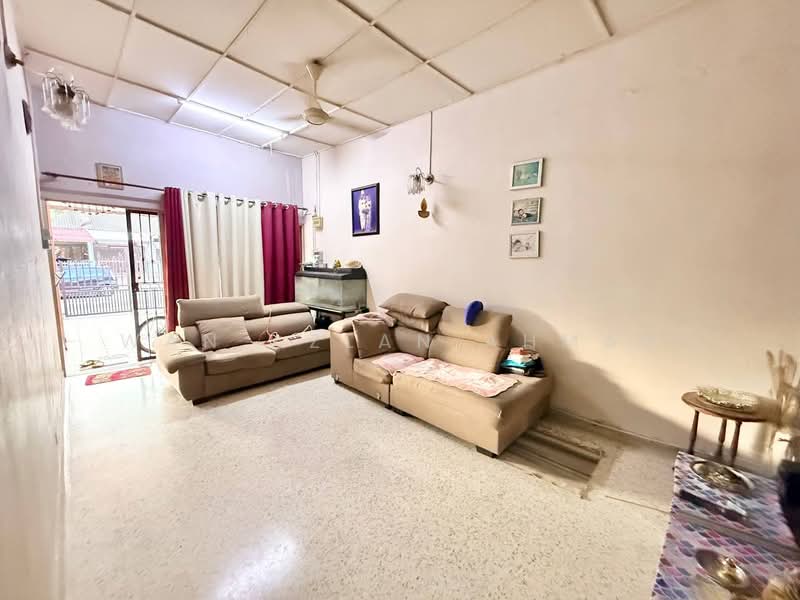 Rumah Teres untuk Dijual di Kajang (Selangor) - Wan Azlan Ahmad - Living Room - PropertyGuru.com.my