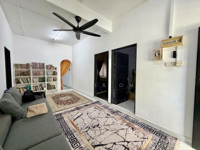 1-storey Terraced House for Sale in Klang (Selangor) - Nur Alia Omar - Living Room - PropertyGuru.com.my