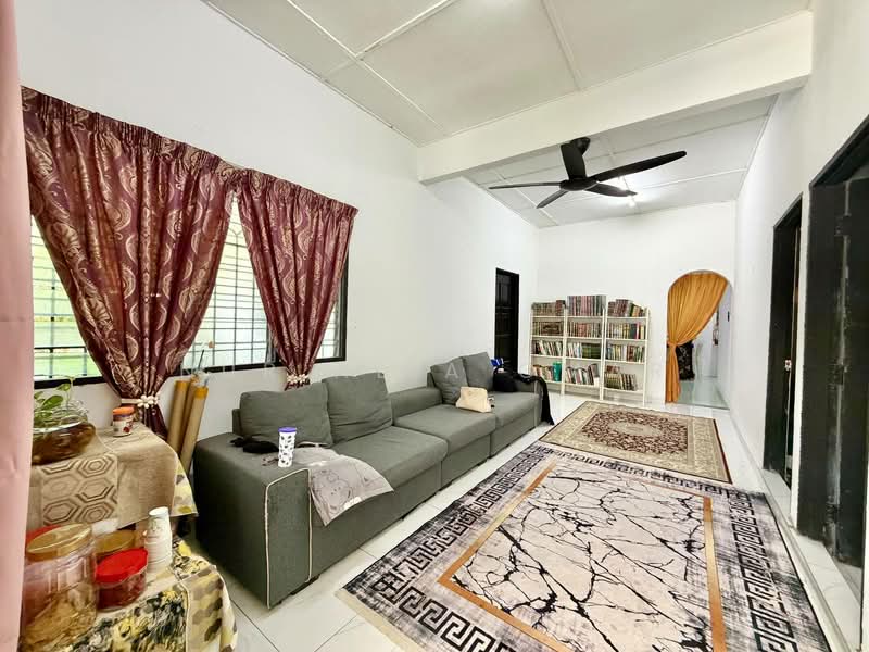 1-storey Terraced House for Sale in Klang (Selangor) - Nur Alia Omar - Living Room - PropertyGuru.com.my