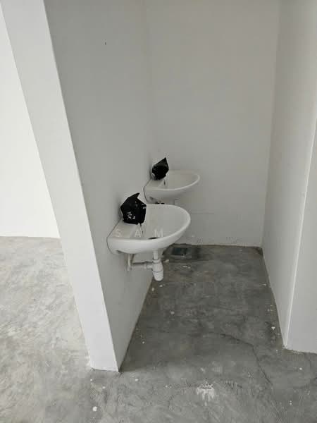 Terrace Factory for Rent in Senai (Johor) - Sam . - Bathroom - PropertyGuru.com.my