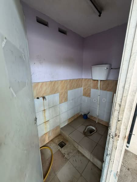 Tanah Perindustrian untuk Disewa di Kawasan Perindustrian Balakong (Balakong) - Rachel Too - Bathroom - PropertyGuru.com.my