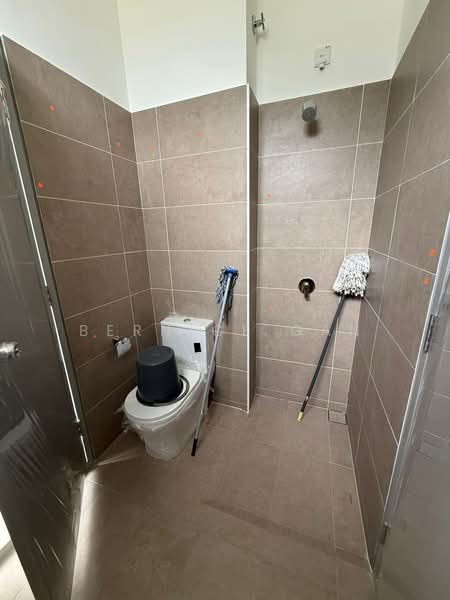 Rumah Teres 2 Tingkat untuk Dijual di Taman Molek (Johor Bahru) - Bernice Gan - Bathroom - PropertyGuru.com.my
