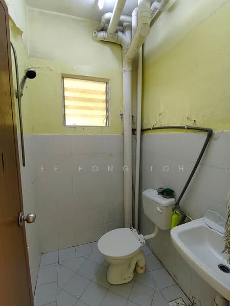 Pangsapuri untuk Dijual di Taman Desa Kempas - Ee Fong Toh - Bathroom - PropertyGuru.com.my