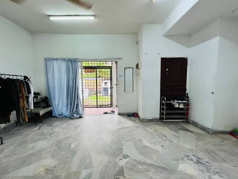 Rumah Teres 2 Tingkat untuk Dijual di Seksyen 7 (Shah Alam) - Syahrim Naim - Living Room - PropertyGuru.com.my