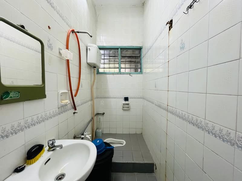 Rumah Teres 2 Tingkat untuk Dijual di Seksyen 7 (Shah Alam) - Syahrim Naim - Bathroom - PropertyGuru.com.my