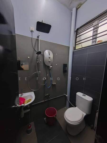 1-storey Terraced House for Sale in Taman Mount Austin (Tebrau) - Ee Fong Toh - Bathroom - PropertyGuru.com.my