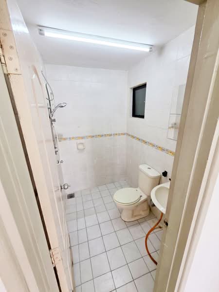 Kondominium untuk Disewa di Pelangi Utama - Sky Lim - Bathroom - PropertyGuru.com.my