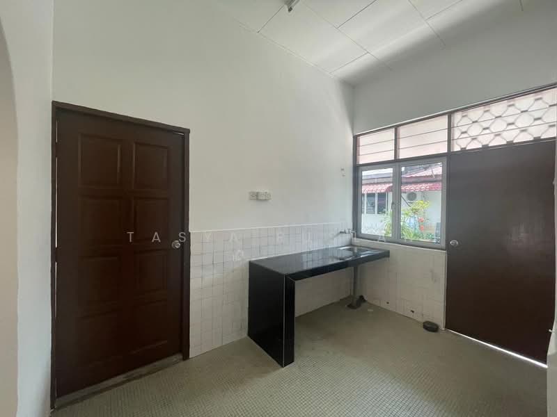 1-storey Terraced House for Sale in Taman Desa Rhu (Sikamat) - Tasya Ruslan - Kitchen - PropertyGuru.com.my