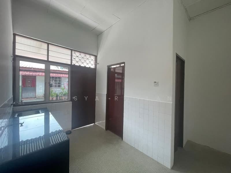 1-storey Terraced House for Sale in Taman Desa Rhu (Sikamat) - Tasya Ruslan - Kitchen - PropertyGuru.com.my
