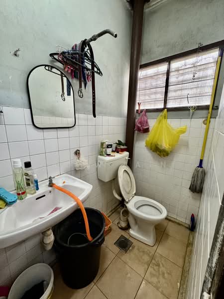 Rumah Teres 2 Tingkat untuk Dijual di Taman Sri Muda (Shah Alam) - Adaw Zain - Bathroom - PropertyGuru.com.my