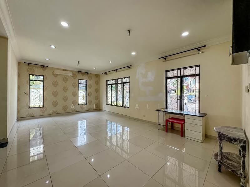 Rumah Berkembar untuk Dijual di Puncak Bangi (Bandar Baru Bangi) - Arif Halim Halim - Living Room - PropertyGuru.com.my