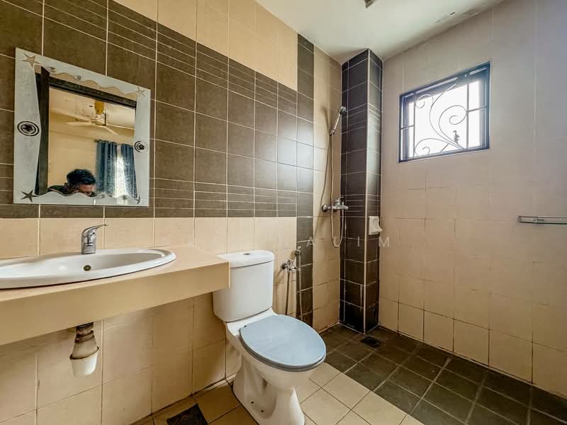 Rumah Berkembar untuk Dijual di Puncak Bangi (Bandar Baru Bangi) - Arif Halim Halim - Bathroom - PropertyGuru.com.my