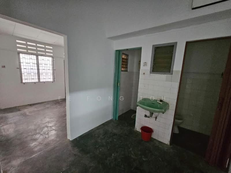 Rumah Teres 1 Tingkat untuk Disewa di Taman Abad (Johor Bahru) - Ee Fong Toh - Bathroom - PropertyGuru.com.my