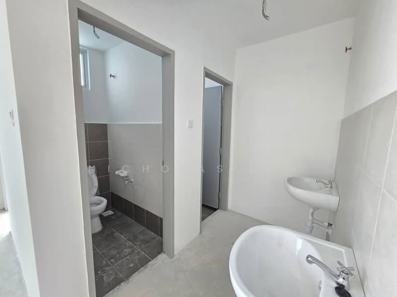 Shop / Office for Rent in Bandar Putra (Kulai) - Nicholas Low - Bathroom - PropertyGuru.com.my