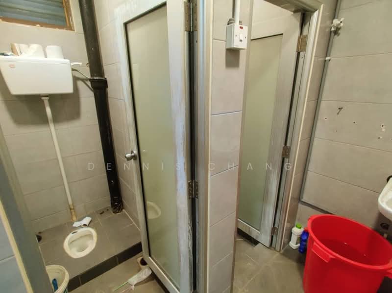 Kilang Berkembar untuk Dijual di Serdang (Seri Kembangan) - Dennis Chang - Bathroom - PropertyGuru.com.my