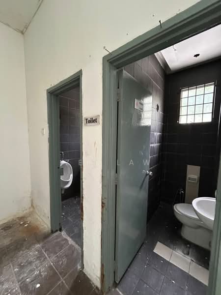 Factory for Rent in Puchong (Selangor) - Zen Law - Bathroom - PropertyGuru.com.my