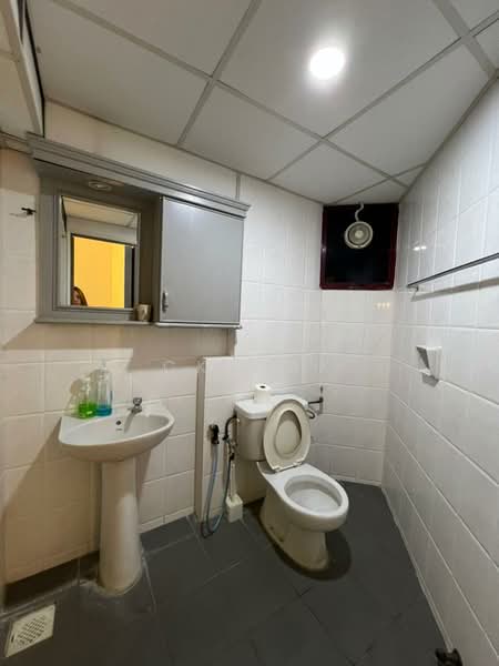 Kondominium untuk Disewa di Marina Bay Condominium - CK Ooi - Bathroom - PropertyGuru.com.my