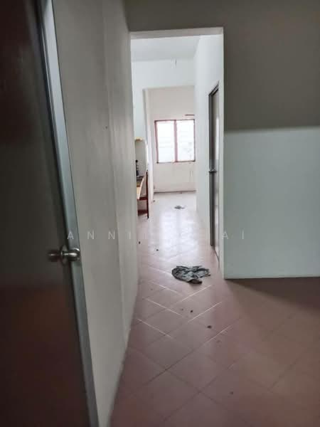 Shop for Sale in Taman Senai Utama (Kulai) - Annie Chai - Corridor - PropertyGuru.com.my