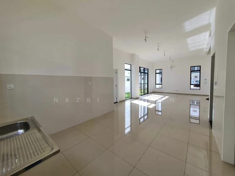 Rumah Berkembar untuk Dijual di Eco Grandeur (Puncak Alam) - Nazri Hassan - Living Room - PropertyGuru.com.my