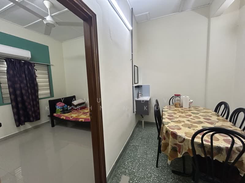 Rumah Teres 1 Tingkat untuk Dijual di Petaling Jaya (Selangor) - Yamuna Devi Krishnan Kutty - Bedroom (3) & dining room  - PropertyGuru.com.my