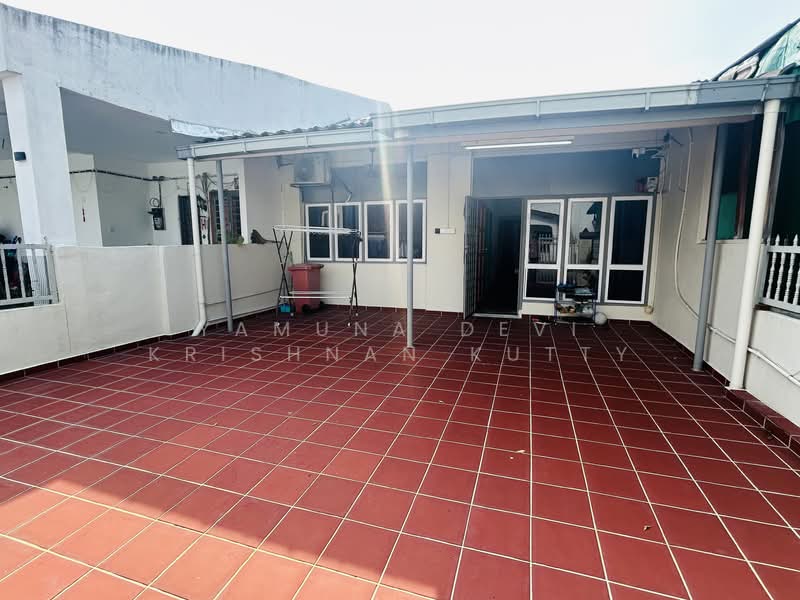 Rumah Teres 1 Tingkat untuk Dijual di Petaling Jaya (Selangor) - Yamuna Devi Krishnan Kutty - Car porch  - PropertyGuru.com.my