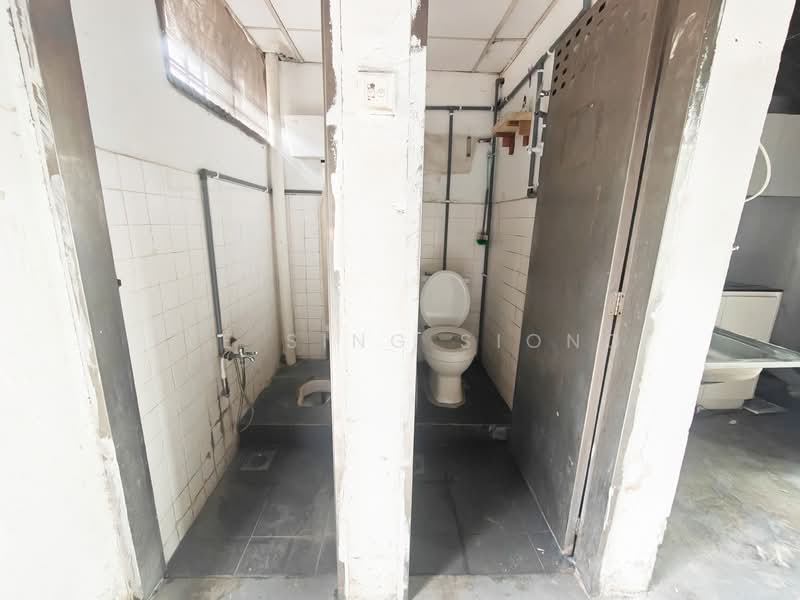 Factory for Rent in Kepong (Kuala Lumpur) - Lee Sing Siong - Bathroom - PropertyGuru.com.my