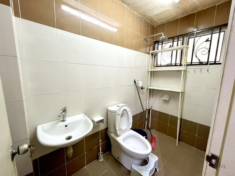 Semi-Detached House for Sale in Taman Indah Gemilang 1 (Batu Caves) - Amin Azlan - Bathroom - PropertyGuru.com.my
