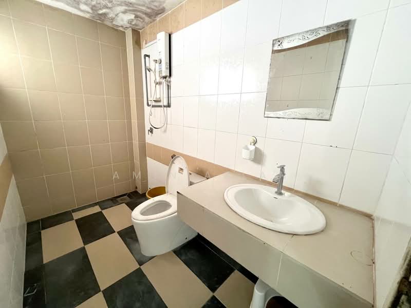 Semi-Detached House for Sale in Taman Indah Gemilang 1 (Batu Caves) - Amin Azlan - Bathroom - PropertyGuru.com.my