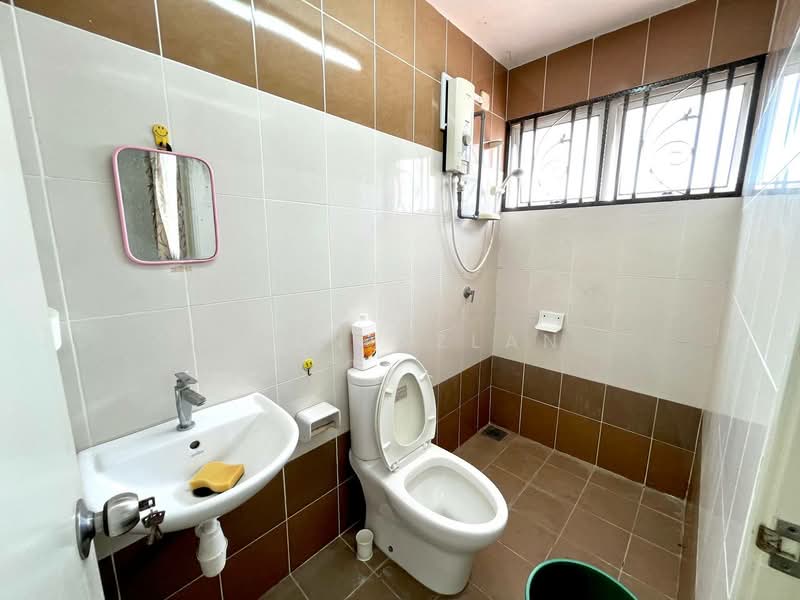 Semi-Detached House for Sale in Taman Indah Gemilang 1 (Batu Caves) - Amin Azlan - Bathroom - PropertyGuru.com.my