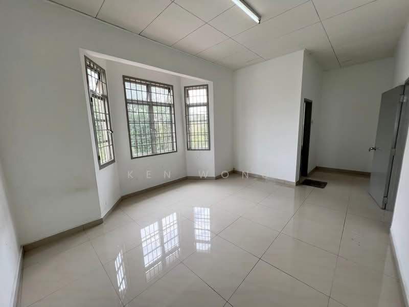 2-storey Terraced House for Sale in Taman Lestari Putra (Seri Kembangan) - Ken Wong - Master Bedroom - PropertyGuru.com.my