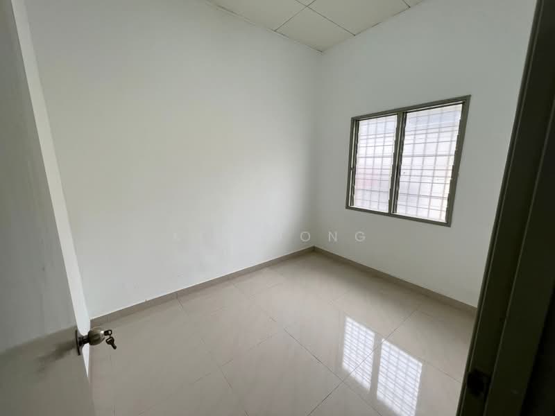 2-storey Terraced House for Sale in Taman Lestari Putra (Seri Kembangan) - Ken Wong - Bedroom - PropertyGuru.com.my