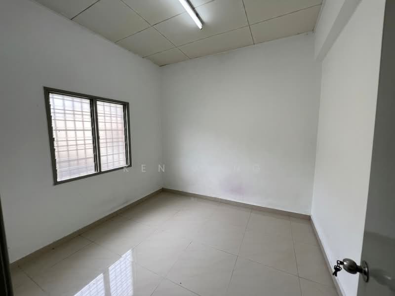 2-storey Terraced House for Sale in Taman Lestari Putra (Seri Kembangan) - Ken Wong - Bedroom - PropertyGuru.com.my