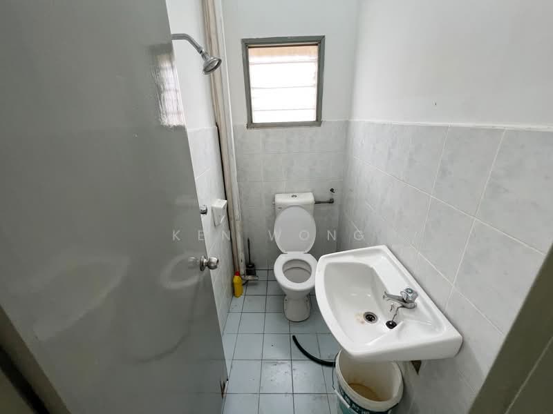 2-storey Terraced House for Sale in Taman Lestari Putra (Seri Kembangan) - Ken Wong - Bathroom - PropertyGuru.com.my