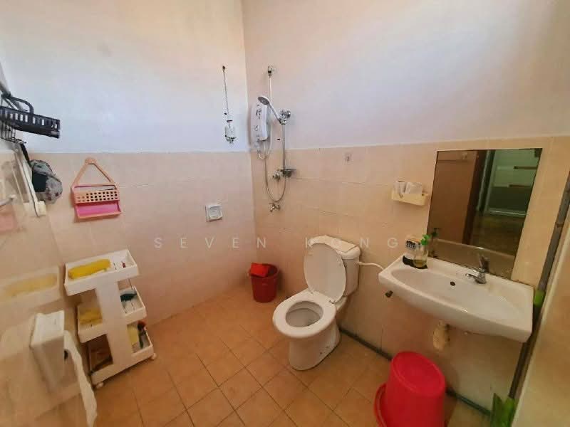 Rumah Teres 2 Tingkat untuk Dijual di Taman Setia Indah (Tebrau) - Seven Kong - Bathroom - PropertyGuru.com.my