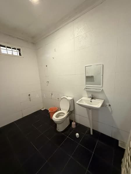Terraced House for Sale in Taman Molek (Johor Bahru) - Alan Tia - Bathroom - PropertyGuru.com.my