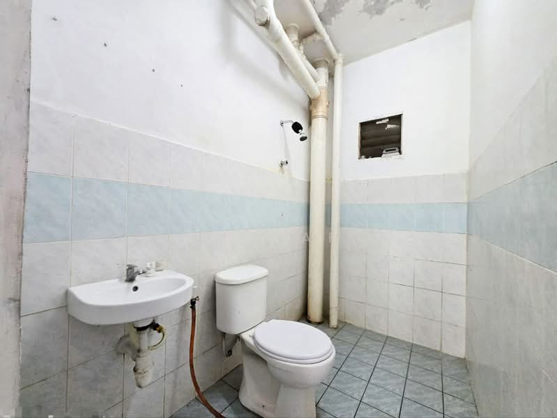 Pangsapuri untuk Dijual di Taman Desaminium, Bandar Putra Permai - Zul Syafiq - Bathroom - PropertyGuru.com.my