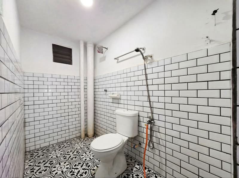 Pangsapuri untuk Dijual di Taman Desaminium, Bandar Putra Permai - Zul Syafiq - Bathroom - PropertyGuru.com.my