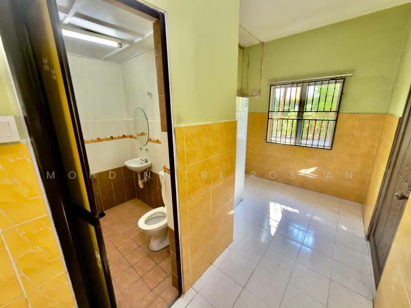 2-storey Terraced House for Sale in Bandar Mahkota Cheras (Cheras) - Mohd Nazri Roslan - Bathroom - PropertyGuru.com.my