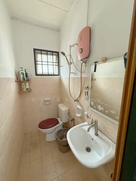 Rumah Bandar untuk Dijual di Taman Tampoi Indah (Tampoi) - Dylan Tan - Bathroom - PropertyGuru.com.my