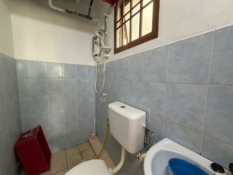 Flat for Sale at Taman Tan Sri Yaacob - Tom Loh - Bathroom - PropertyGuru.com.my