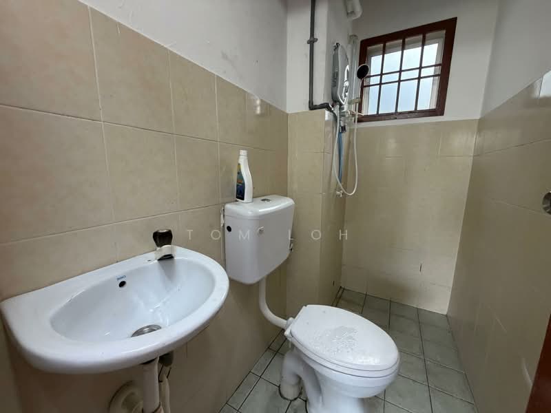 Flat for Sale at Taman Tan Sri Yaacob - Tom Loh - Bathroom - PropertyGuru.com.my