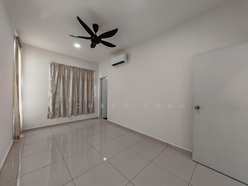 Rumah Berkembar untuk Disewa di Taman Sutera Utama (Skudai) - Richard Yong - Bedroom (Upper Left) - PropertyGuru.com.my