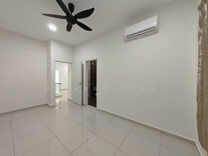 Rumah Berkembar untuk Disewa di Taman Sutera Utama (Skudai) - Richard Yong - Bedroom (Upper Right) - PropertyGuru.com.my