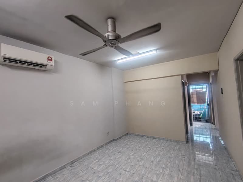 Pangsapuri untuk Dijual di Apartment Sri Rakyat - Sam Phang - Living Room - PropertyGuru.com.my
