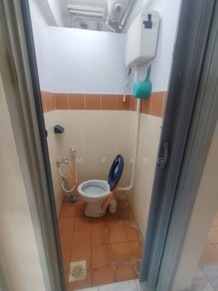 Pangsapuri untuk Dijual di Apartment Sri Rakyat - Sam Phang - Bathroom - PropertyGuru.com.my
